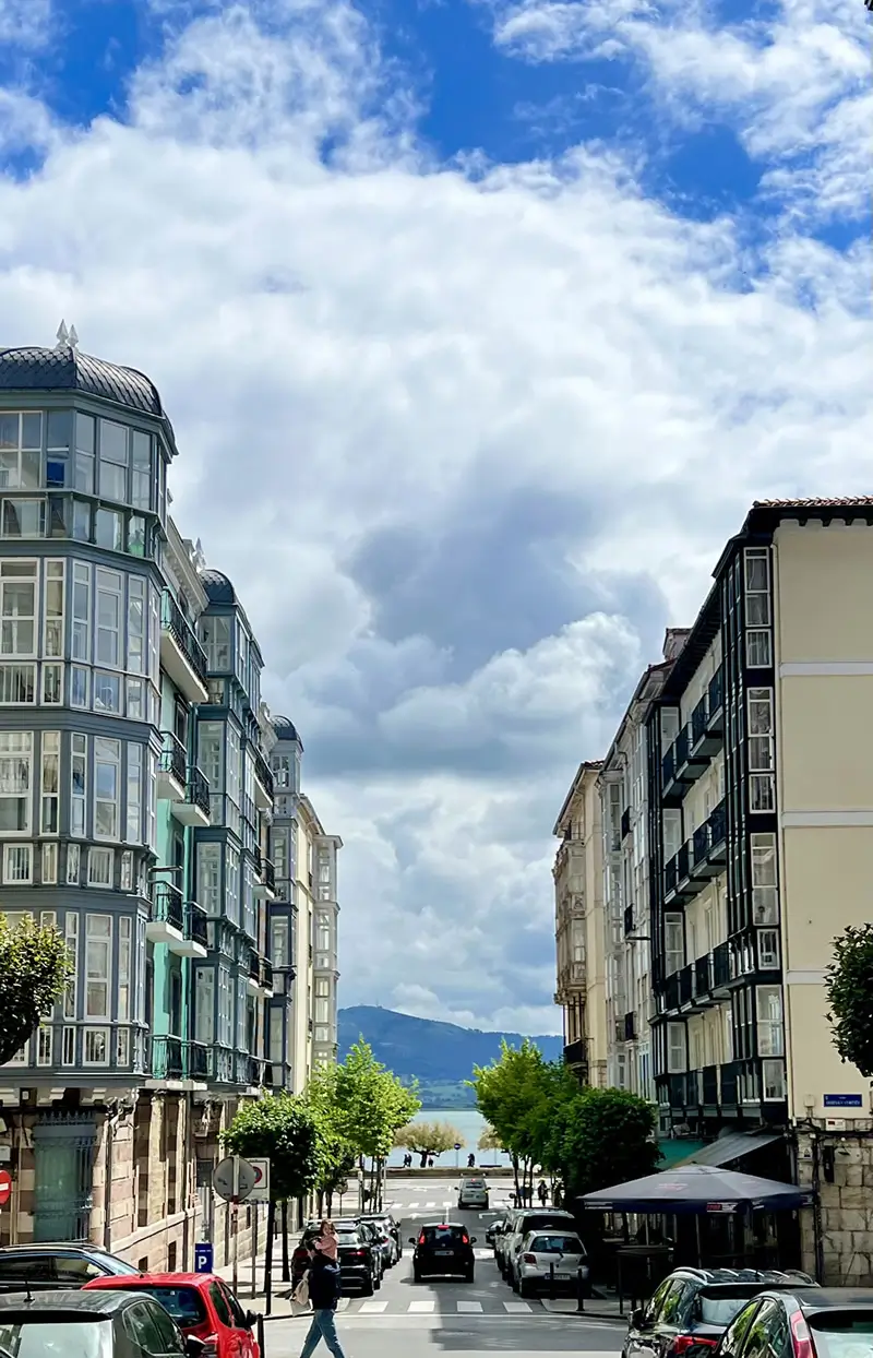 Calle de Santander con edificios tradicionales y la bah&iacute;a al fondo